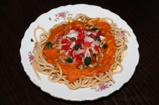 Spaghetti z sosem pomidorowo-paprykowym